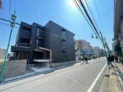 ・西側公道約８．３ｍに接道しています。
・商店街通りのため、夜道も明るい通りに面しています。
