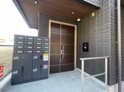 エントランス 

オートロック、防犯カメラ、宅配ＢＯＸを設置