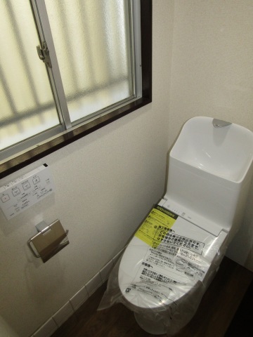 トイレも新しいものが入っています♪　最新の温水洗浄便座付き、またトイレ上部にはトイレットペーパーなどを置くことが可能な棚もあります。